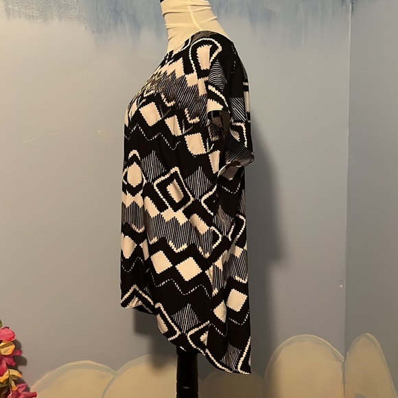 Lane Bryant Women’s flutter sleeve black and white HI/LO blouse. Size 14/16 $25 - Picture 3 of 5